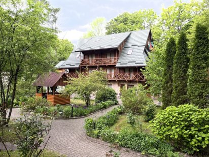 Продається діючий готель із каліброваного зруба, власник Трускавец