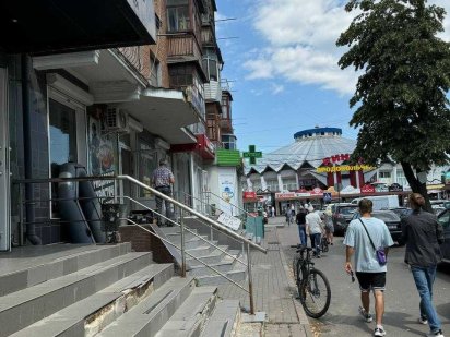 Максимально висока прохідність людей. Фасад.  Поруч ринок. Хмельницкий