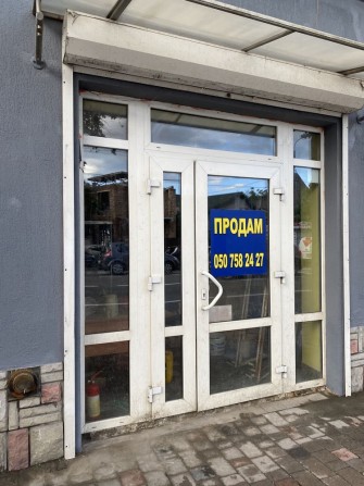 По вул. Незалежності..Продам приміщення меблі стелажі товар - фото 1