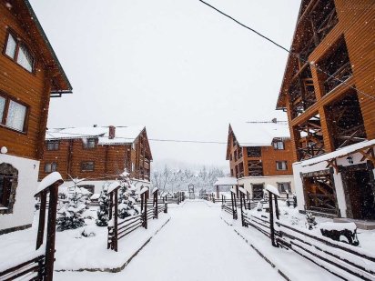 База відпочинку на 49 номерів з рестораном та басейном Черновцы