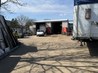 Приміщення автосервісу , складу Городок