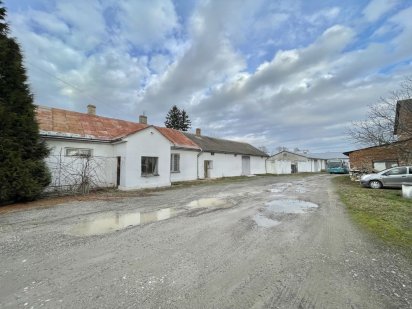 Продаж  приміщень з приватизованою землею в Городку Городок