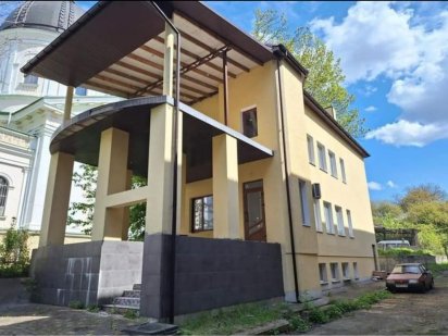 Продаж 1/2 комерційного приміщення Сокаль