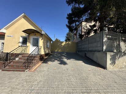 Продаж приміщення із земельною ділянкою в пригороді Тернополя. Великі Бірки