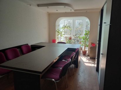 Аренда готового офиса , с мебелью . Район рынка .