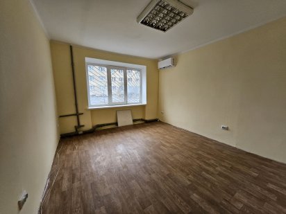 Оренда офісу у Центрі,13 м2,вул.Тичини.КОМУН.ПОСЛУГИ ВХОДЯТЬ В ЦІНУ. Івано-Франківськ