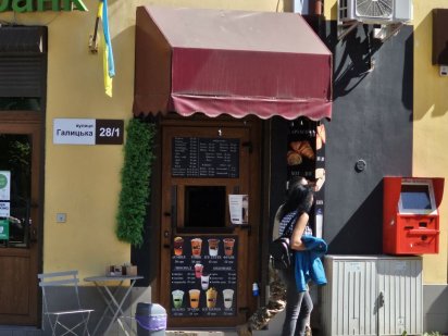 Оренда ЦЕНТР!!! приміщення 4 м2 без КОМІСІЇ є всі комунікації  паркінг Івано-Франківськ