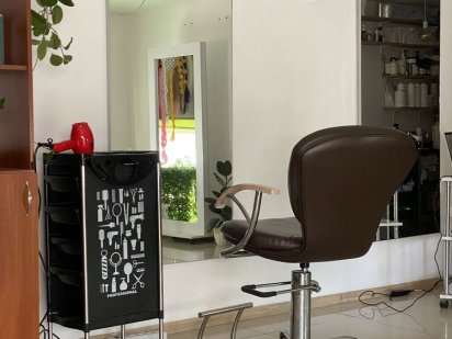 Оренда місця для перукарів та майстрів з нарощування волосся Суми