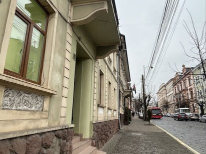 Здам фасадне комерційне приміщення по Головній біля Соборної площі. Чернівці