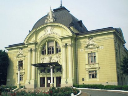 Здам фасадне приміщення біля Театральної площі Чернівці