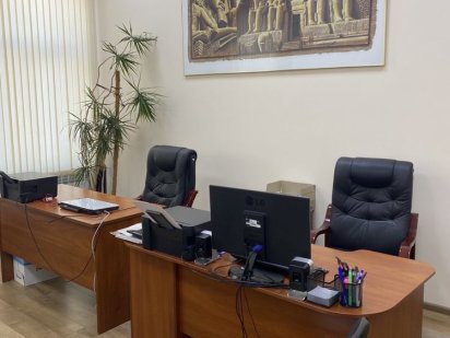 Здається ОФіС / гер.майдана /напротив Дом Юности, ближе к соборной пло Чернівці