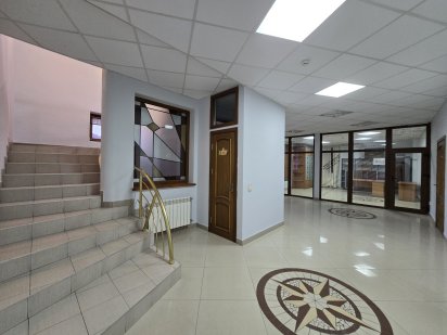 ОРЕНДА об'ємного офісного приміщення в центрі Ужгорода пл. Корятовича Ужгород