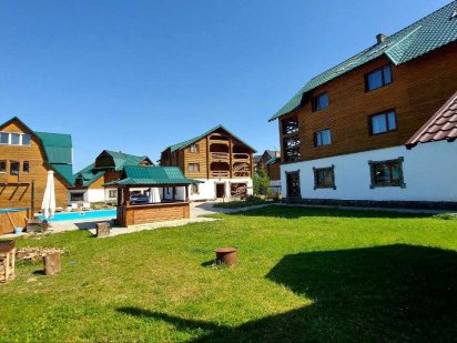 Гірський котеджний комплекс в Карпатах на 49 номерів, ресторан, басейн Черновцы