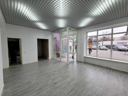 Фасадне приміщення при виїзді з Вінниці в 30м2 +(8м2). Київська 164. Вінниця