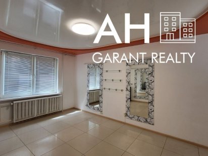 Перший поверх, окремий вхід ,72м Анни Ахматової 24,тепло Київ