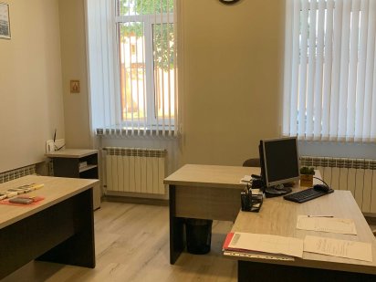 Аренда кабинета с мебелью в закрытом офисном помещении в центре.