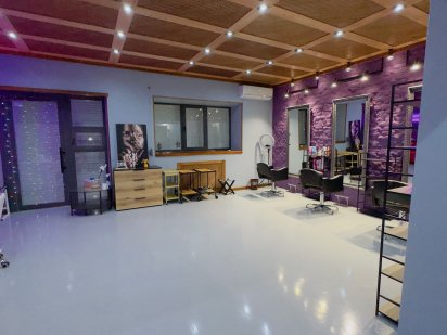 Здаються робочі місця в новому салоні