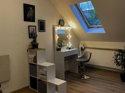 Робоче місце бровіста, майстра манікюра Олімпійська Київ