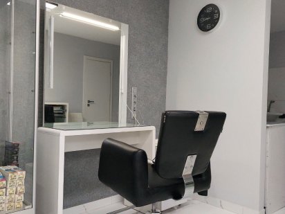 В салоні краси здається в оренду робоче місце перукаря Львів