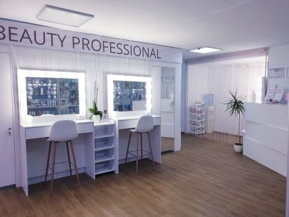 ЦЕНТР. Место с зеркалом, зал - почасово/день/смена, бровисту, визажист Харьков