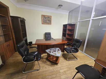 Центр, аренда офиса с мебелью в БЦ. Есть генератор. Без комиссионных Киев