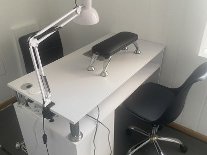 Место для мастера маникюра !