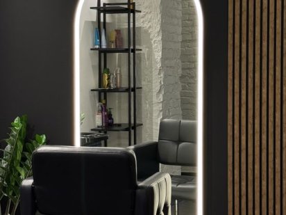 Місце перукаря у центрі міста Степная