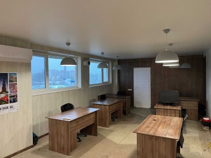 Оренда офісу 55м² Чернівці, вул. Героїв Майдану 184, Готель Турист Годилів