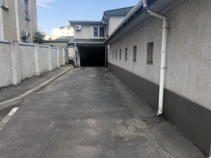 Гараж Гоголя  137. Торг. Наземний ( не підземний)центер міста. Черкассы