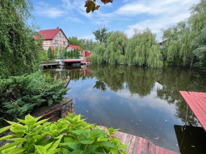 104 Дом с озером Київ