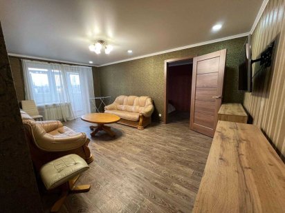 Посуточно  2 комн. Центр , площадь.