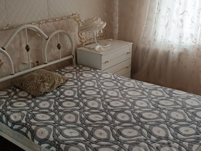 2ком КВ  р/н Артёма,(Лесной )в Славянске посуточно с кондиционером