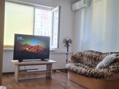 Посуточно 1к квартира Патриотика м.Позняки Киев