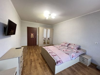 Сергія Данченка 3, Варшавський.Подобова оренда 2кімнатної Крістер Град Киев