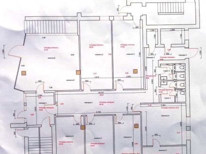Подається 1-й поверх триповерхової будівлі. Черкаси