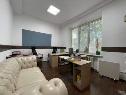 Продам офіс 172 м2 метро Деміївська , окремий вхід, проспект Науки Київ