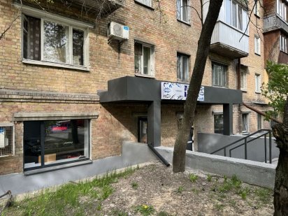 Продам фасадный  магазин на Антонова Киев
