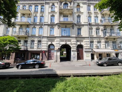 ПЛОЩА УКРАЇНСЬКИХ ГЕРОЇВ. вулиця Антоновича 14 Киев