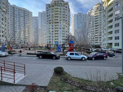 Продам магазин в сданном новострое, где свой  въезд. Одеса