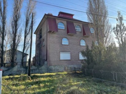 Здається в оренду трьох поверхова будівля та територія Хотин