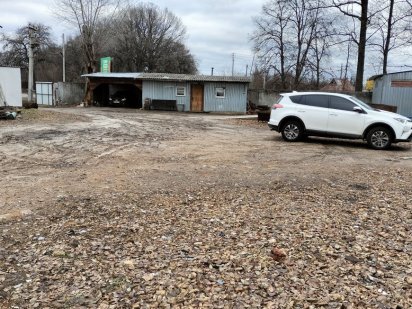 Виробнича база в хорошому фасадному місці. Є Ангар. Буча