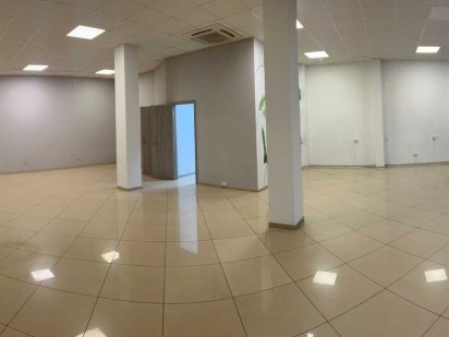 Сдам помещение на первом этаже под сферу услуг или офис Бровари