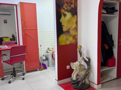 Фасад. Поруч зупинка, магазини Щодня і Аврора... Хмельницький