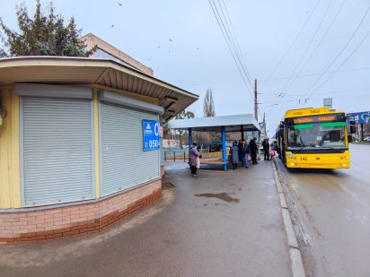 Червона Лінія. Зупинка Кільцевого (Фурманова). Великий трафік людей. Полтава