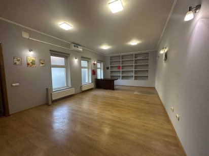 Оренда офіса 35м2 з сан узлом в кабінеті. Центр міста. пакркінг SV Івано-Франківськ