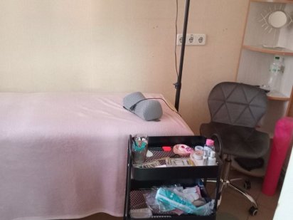 Здається кімната в салоні краси та крісло перукаря Полтава