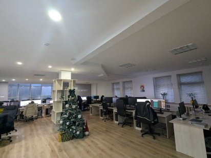 Центр міста. Просторний офіс з сучасним ремонтом. Оренда. Є парковка. Полтава