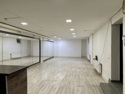 Магазин на пр. Незалежності в Чернівцях, підійде ломбард, офіс, кафе Черновцы