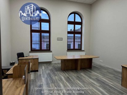 Оренда офісу в центрі з меблями. Опалення входить в ціну. Є генератор! Черновцы