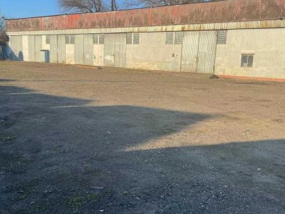 здається закритий комплекс зі складами. Район калинівської Чернівці